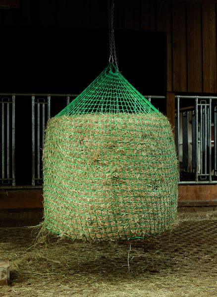 Hängendes Futtersparnetz für einzelne Ballen